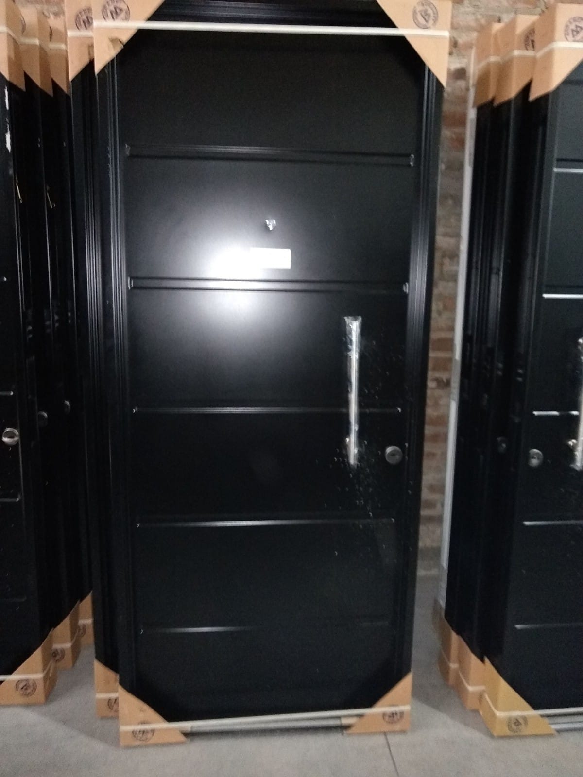 Puerta inyectada 80x200cm ciega 4 bisagras, con estampado horizontal y barral